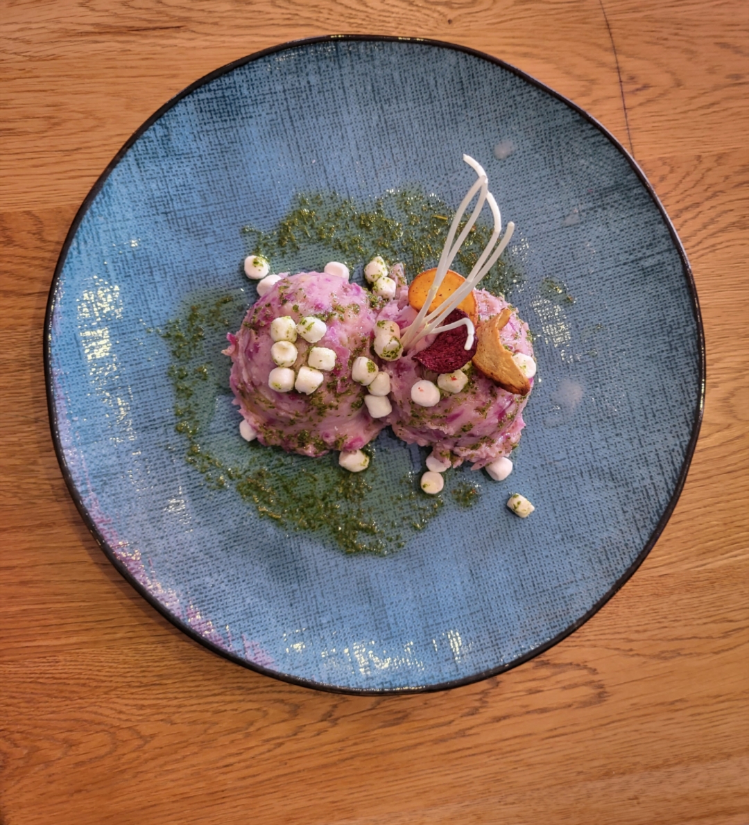 Rodekool met appel, geitenkaas en kruidenolie