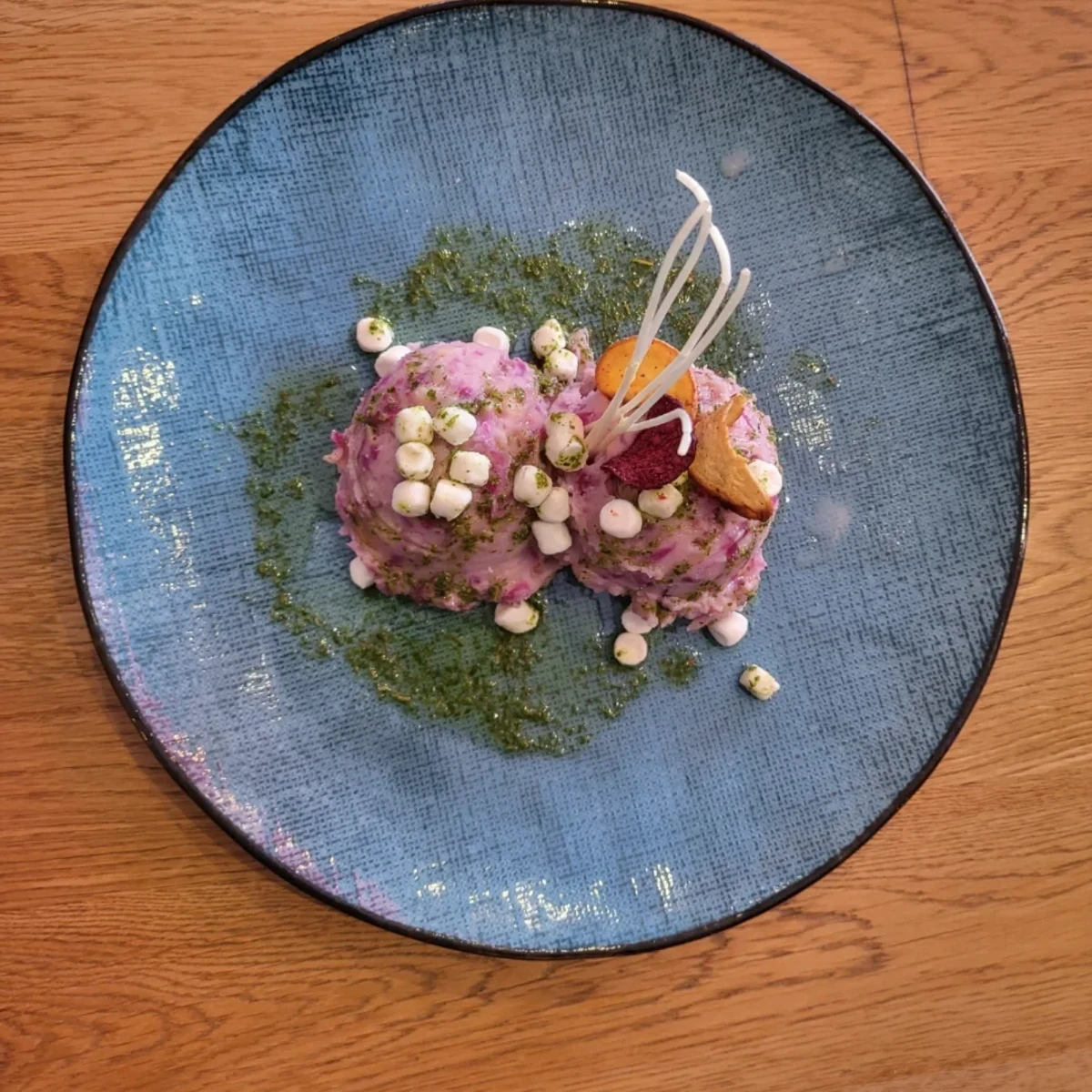 Rodekool met appel, geitenkaas en kruidenolie
